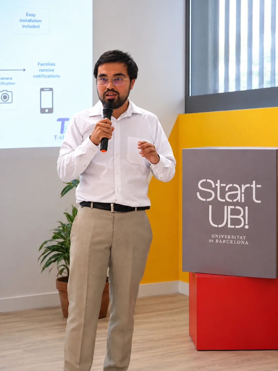 Presenting the T-Medic concept on stage at the StartUB! program, Universitat de Barcelona
